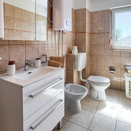 Apartamento Lovely In With Wifi Pinezići